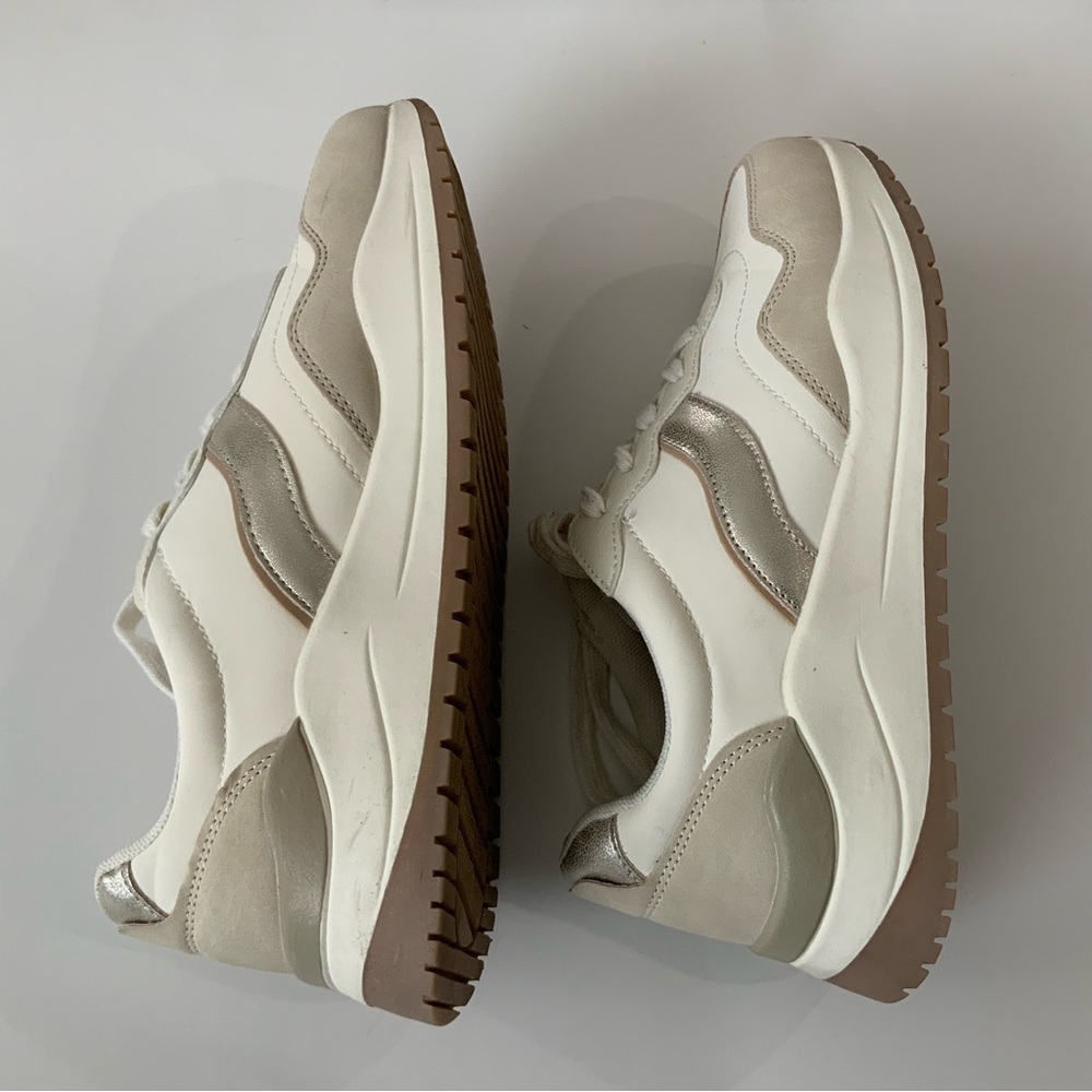 Fun, Sporty, Retro off white metallic‎ striped sneakers. EUC Size 8